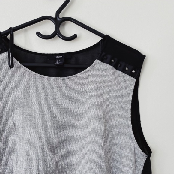 3/10$ FOREVER 21 Large Gotic SLeeveless shirt